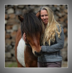 Portrait Frau mit Pferd in silbernem Passepartout